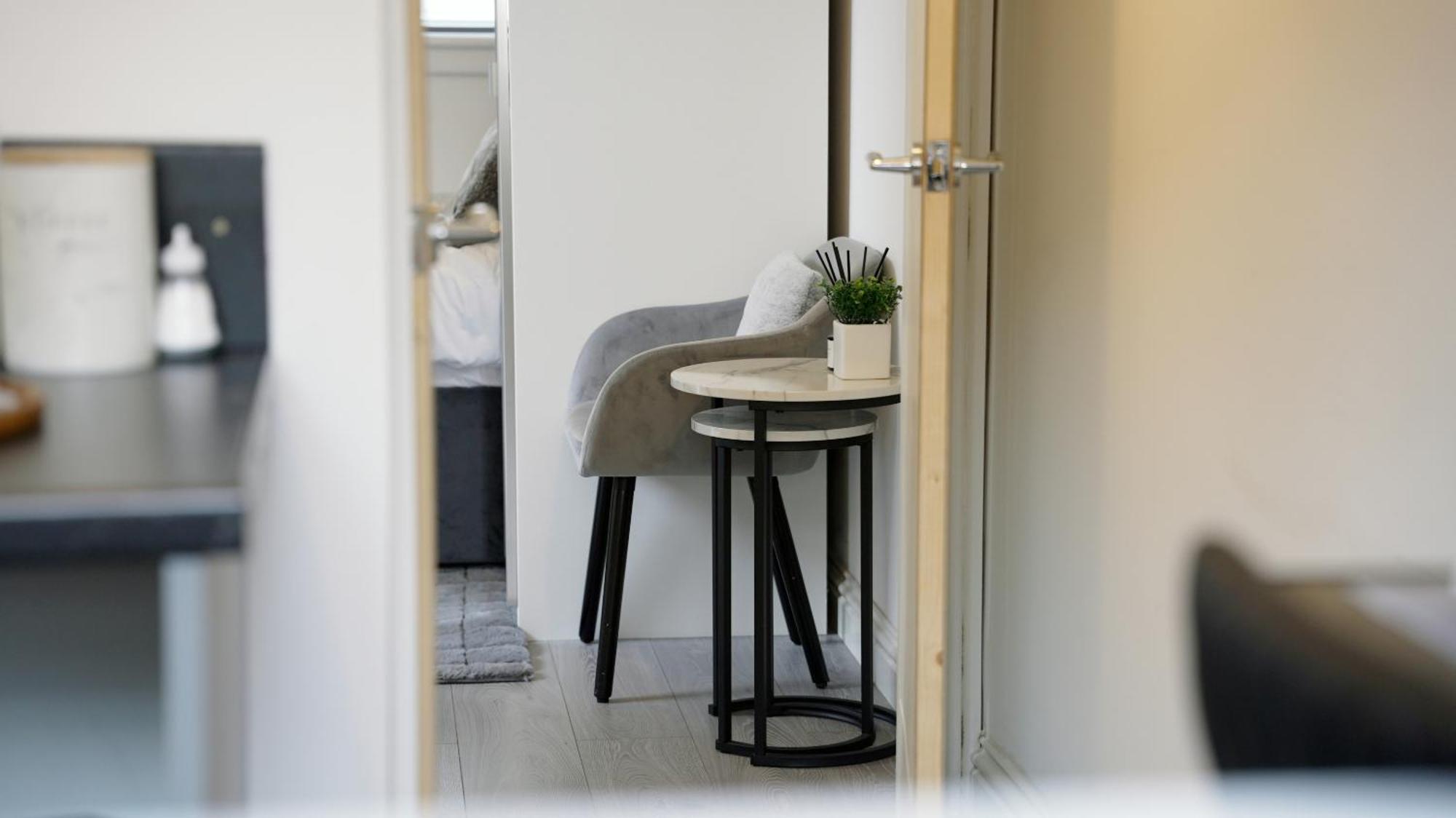 Centre House, Parking With Ev, Free Wifi, Netflix Apartment *