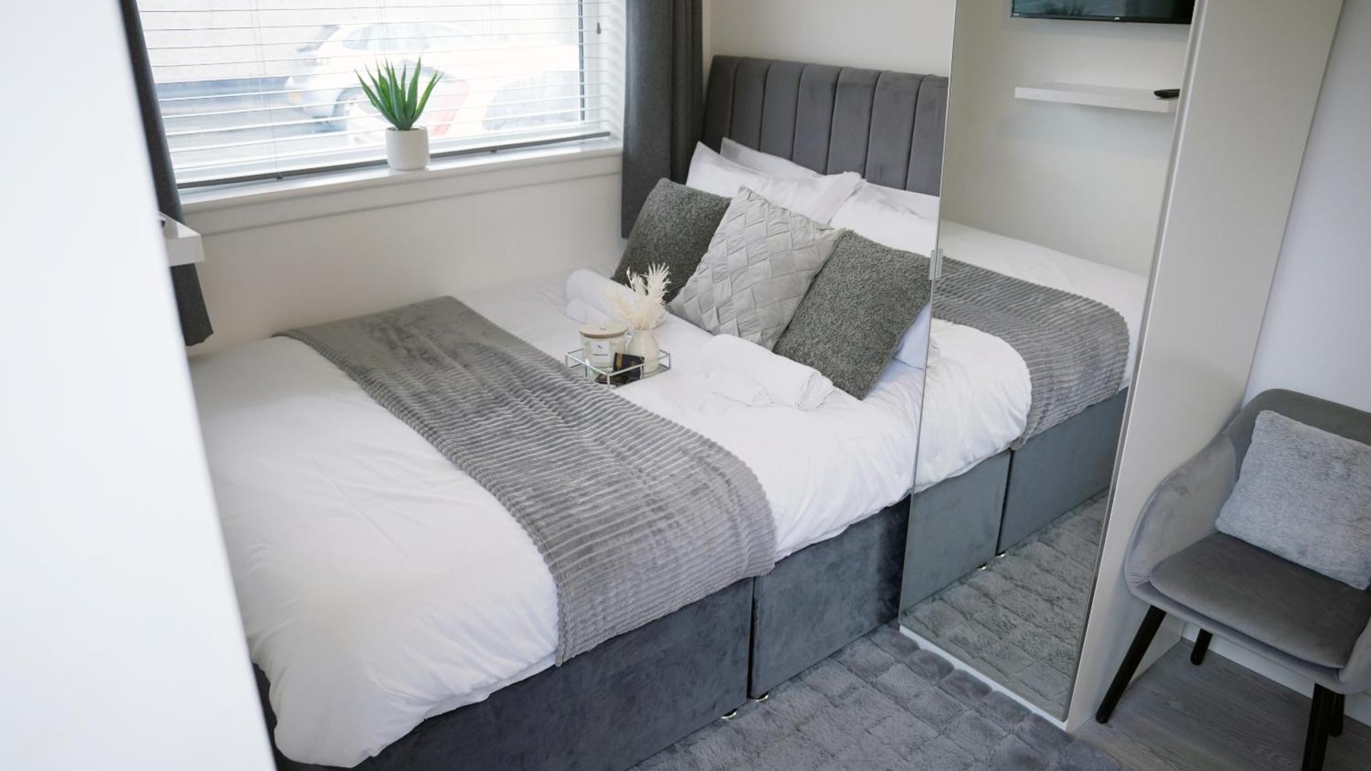 Centre House, Parking With Ev, Free Wifi, Netflix Apartment *